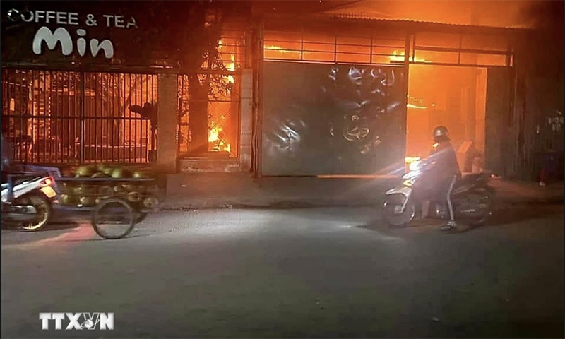 Bình Dương: Cháy lớn tại xưởng may trong khu dân cư