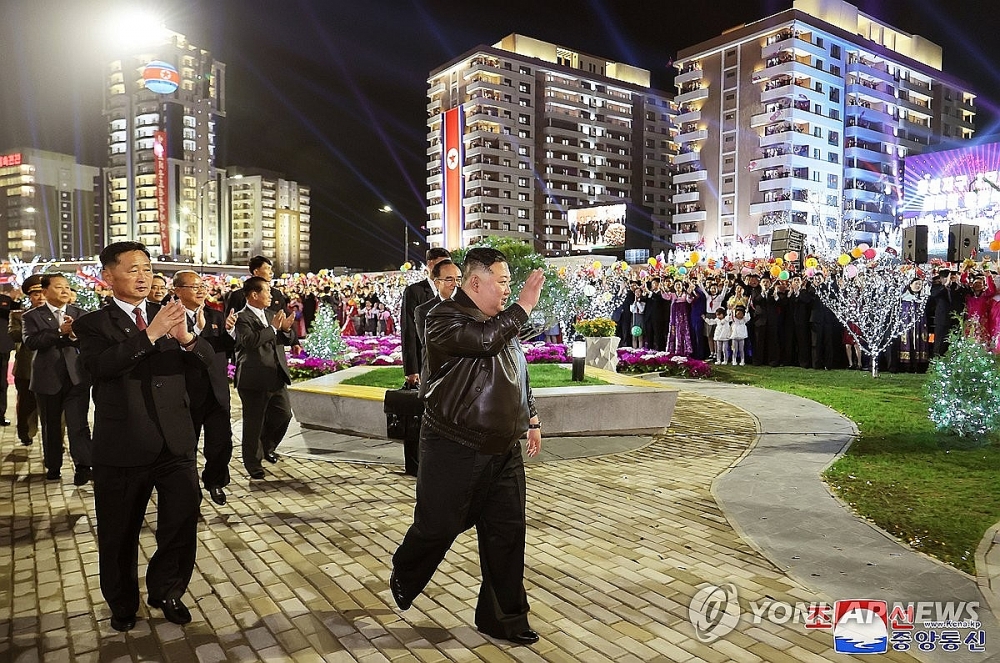 Chủ tịch Kim Jong-un dự lễ khánh thành 10.000 căn hộ mới ở Triều Tiên