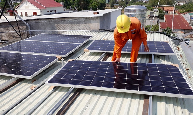 Khẩn trương xây dựng cơ chế khuyến khích phát triển điện mặt trời áp mái