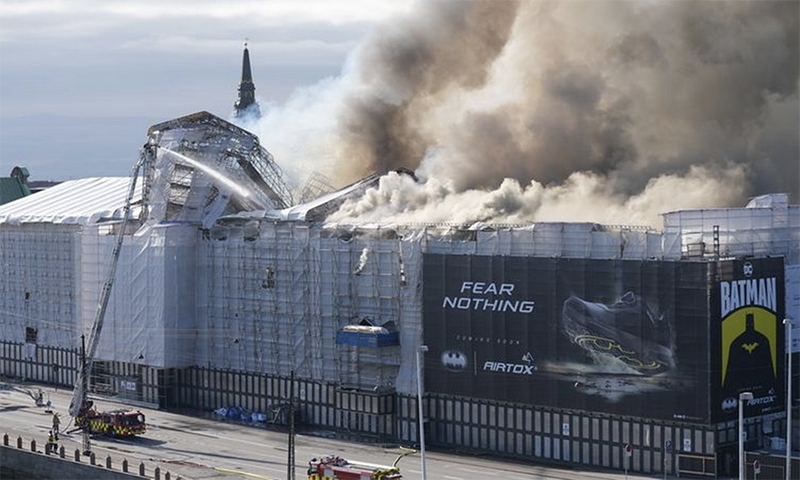 Đan Mạch: Hỏa hoạn thiêu rụi tòa nhà biểu tượng gần 400 tuổi của Đan Mạch