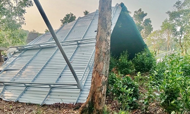 Quảng Trị: Lốc xoáy làm hàng chục ngôi nhà bị sập và tốc mái
