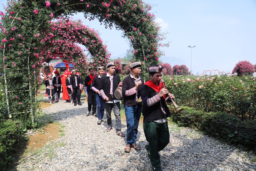 Thưởng hoa, xem đám cưới các dân tộc tại Lễ hội Hoa hồng Fansipan, Sa Pa dịp 30/4