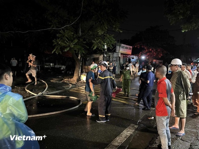 Hà Nội: Cháy lớn khu nhà xưởng ở Phú Diễn ngay trong đêm mưa lớn