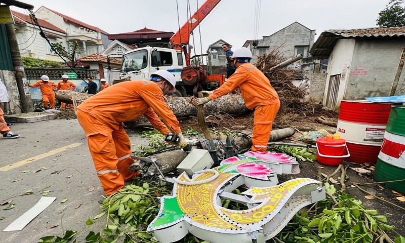 Công ty Điện lực Vĩnh Phúc: Nỗ lực khắc phục sự cố do mưa bão, giông lốc gây ra