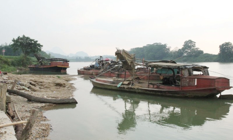 Nghệ An: Phát hiện 9 thuyền khai thác cát, sỏi trái phép trên sông Lam