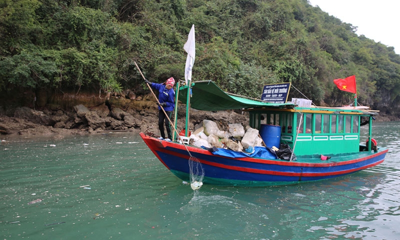 Quảng Ninh: Nỗ lực thu gom rác trôi nổi trên vịnh Hạ Long