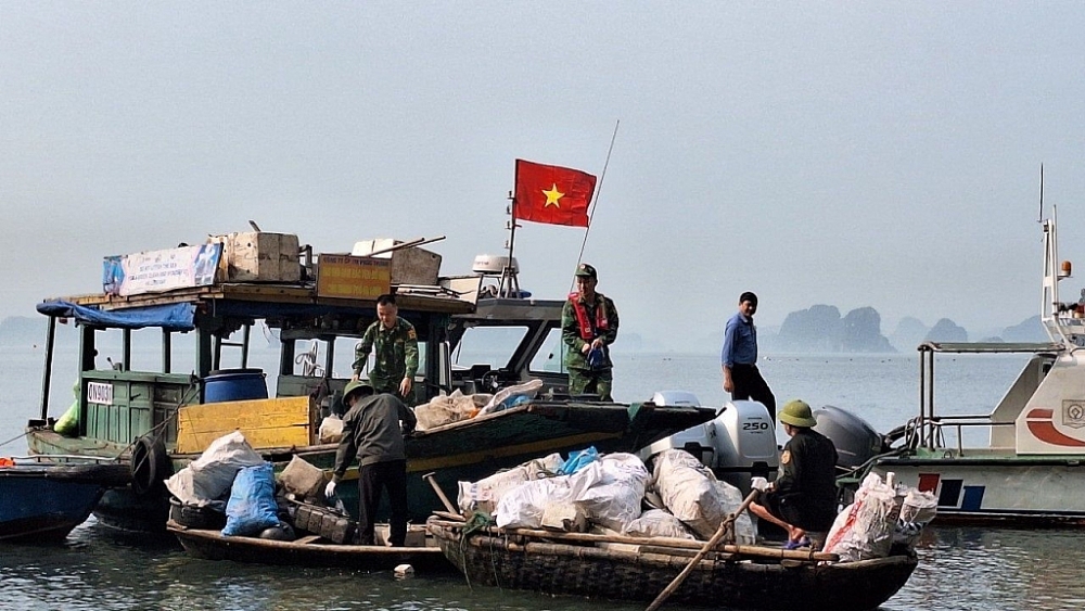 Quảng Ninh: Nỗ lực thu gom rác trôi nổi trên vịnh Hạ Long