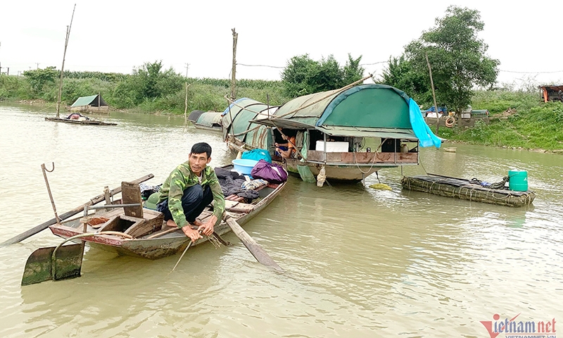 Ước mơ 3 đời của gia đình sống trong 'căn nhà' hơn 10m2 trên sông Lam