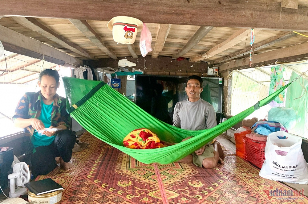 Ước mơ 3 đời của gia đình sống trong 'căn nhà' hơn 10m2 trên sông Lam