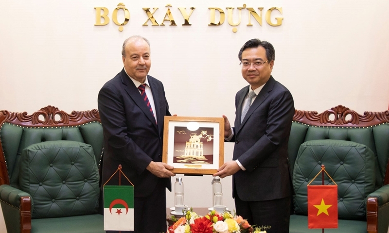 Minister of Construction Nguyen Thanh Nghi meets the Algerian Ambassador at the end of his term
