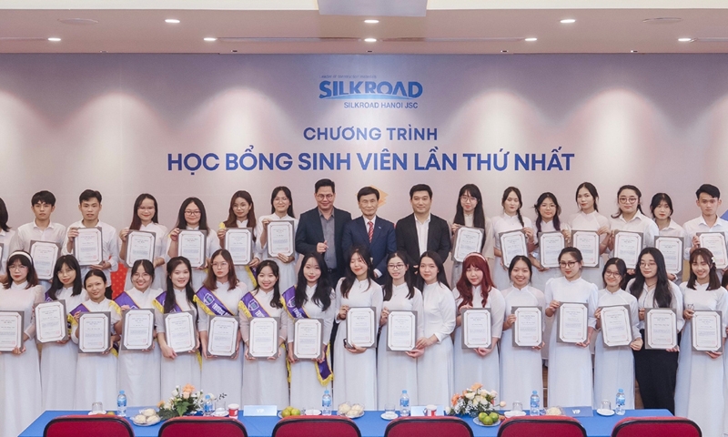 Công ty Cổ phần SILKROAD Hà Nội trao tặng học bổng cho sinh viên Việt Nam