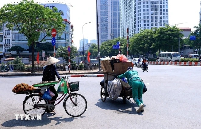 Nắng nóng gay gắt làm đảo lộn kế hoạch của nhiều gia đình trong dịp lễ 30/4-1/5