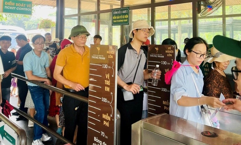 Ninh Bình: Du khách nườm nượp đổ về các khu, điểm du lịch