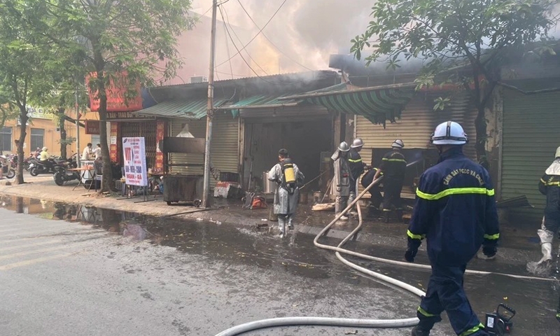 Hà Nội: Cháy 4 kiốt trên đường Phạm Văn Đồng trong dịp nghỉ lễ