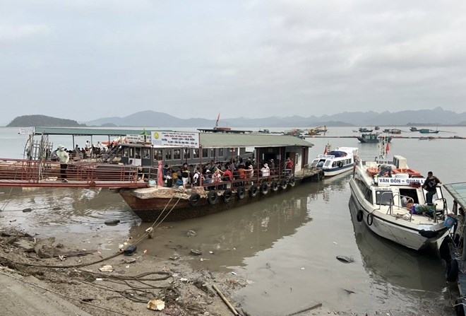 Quảng Ninh: Huyện Vân Đồn bàn giải pháp đưa đón khách du lịch đến đảo Quan Lạn khi mực nước thủy triều xuống thấp