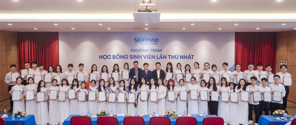 Công ty Cổ phần SILKROAD Hà Nội trao tặng học bổng cho sinh viên Việt Nam