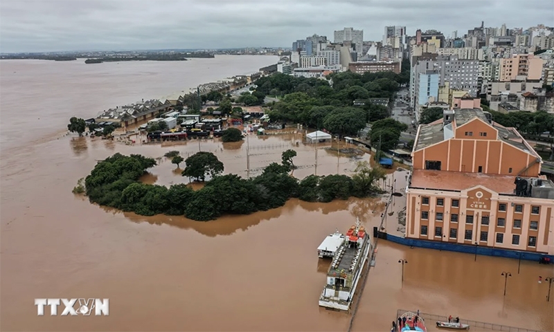 Brazil "chạy đua" với thời gian giải cứu người dân mắc kẹt trong mưa lũ