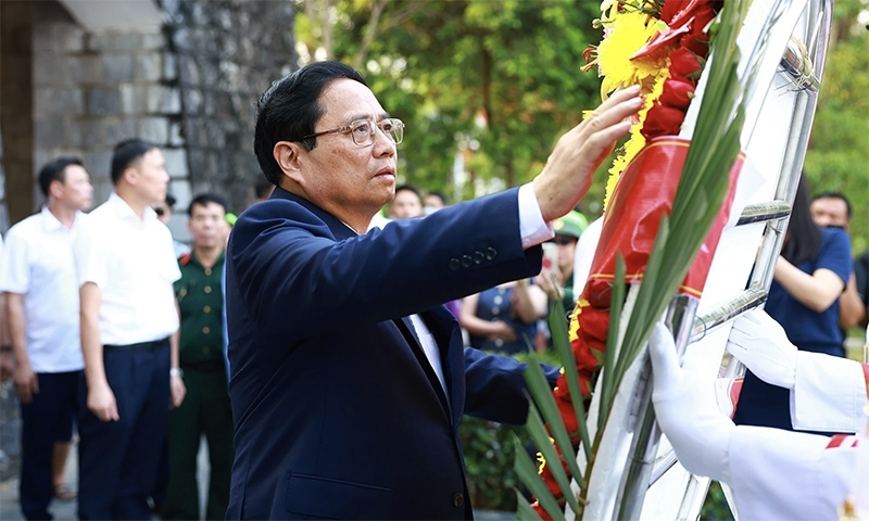Thủ tướng dâng hương tưởng niệm các Anh hùng, Liệt sỹ tại Điện Biên Phủ