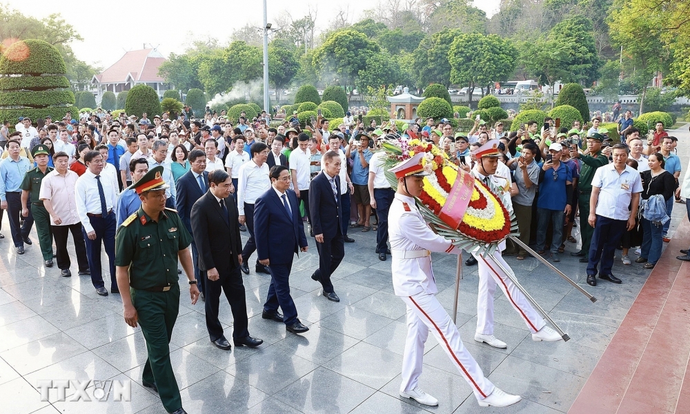 Thủ tướng dâng hương tưởng niệm các Anh hùng, Liệt sỹ tại Điện Biên Phủ