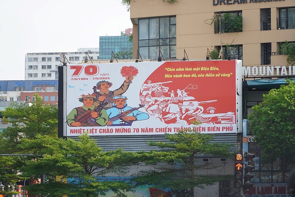 Hà Nội: Trang hoàng rực rỡ đón đại Lễ kỷ niệm 70 năm chiến thắng Điện Biên Phủ