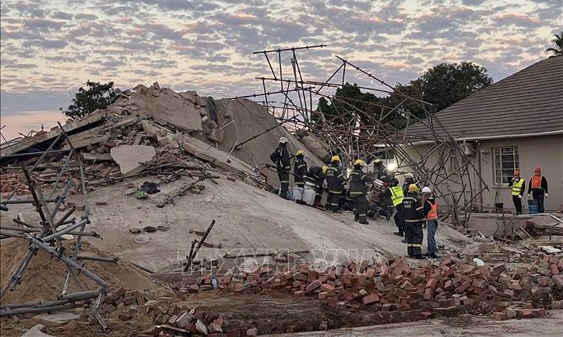 Vụ sập tòa nhà ở Nam Phi: Liên lạc được với 11 người dưới đống đổ nát