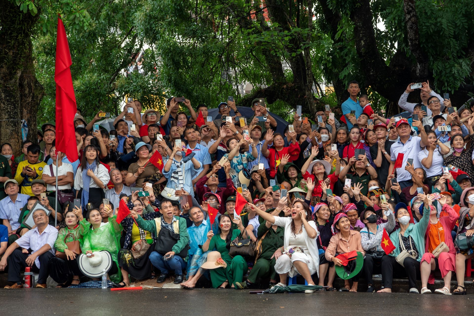 Người Việt thích thú, tự hào với hình ảnh xe mui trần VinFast dẫn đoàn tại Lễ diễu binh