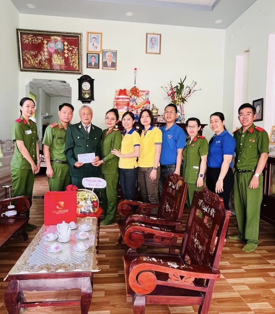 PNJ miền Tây phối hợp cùng trường Đại học Cảnh sát nhân dân thăm hỏi, tặng quà tri ân các cựu chiến binh Chiến dịch Điện Biên Phủ