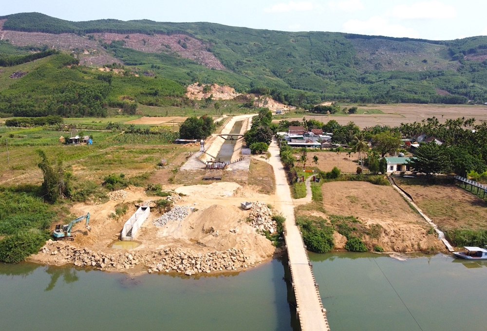UBND tỉnh Quảng Ngãi chỉ đạo làm rõ nghi vấn nhà thầu lợi dụng thi công công trình để khai thác, sử dụng cát trái phép