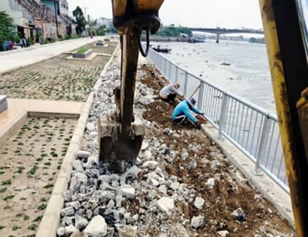 Cần Thơ: Dự án Kè bờ sông Cần Thơ mới xây dựng đã bị nứt dọc đang được tiến hành phá dỡ bê tông thi công lại