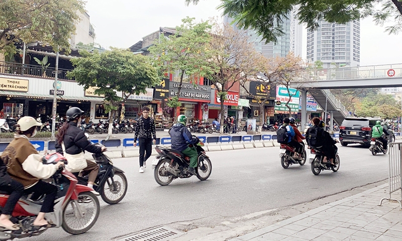 Hà Nội: Đèn tín hiệu, cầu vượt bộ hành có giúp người dân sang đường an toàn?