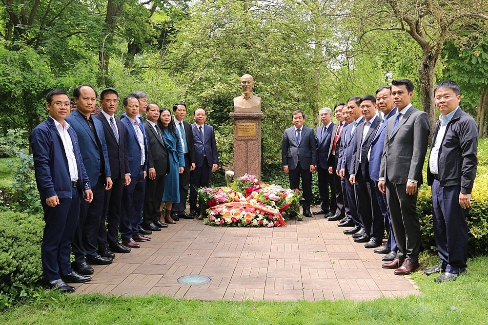 Thái Bình: Đoàn công tác xúc tiến đầu tư dâng hoa Tượng đài Chủ tịch Hồ Chí Minh tại Cộng hòa Pháp