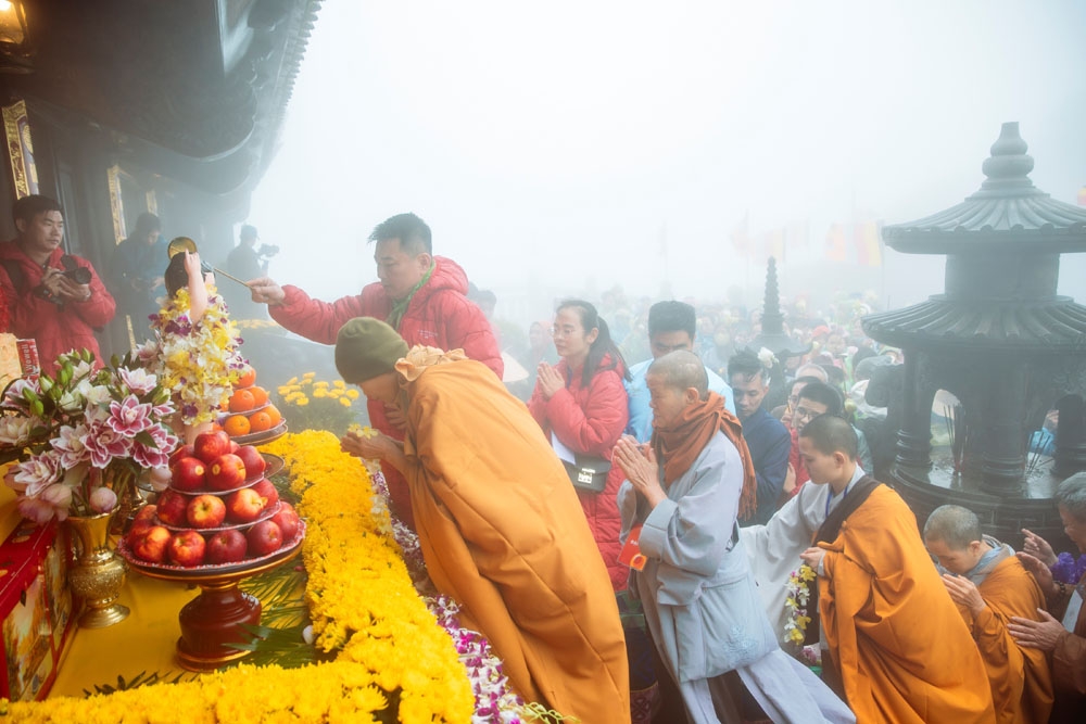 Linh thiêng Đại lễ Phật đản 2024 trên đỉnh Fansipan