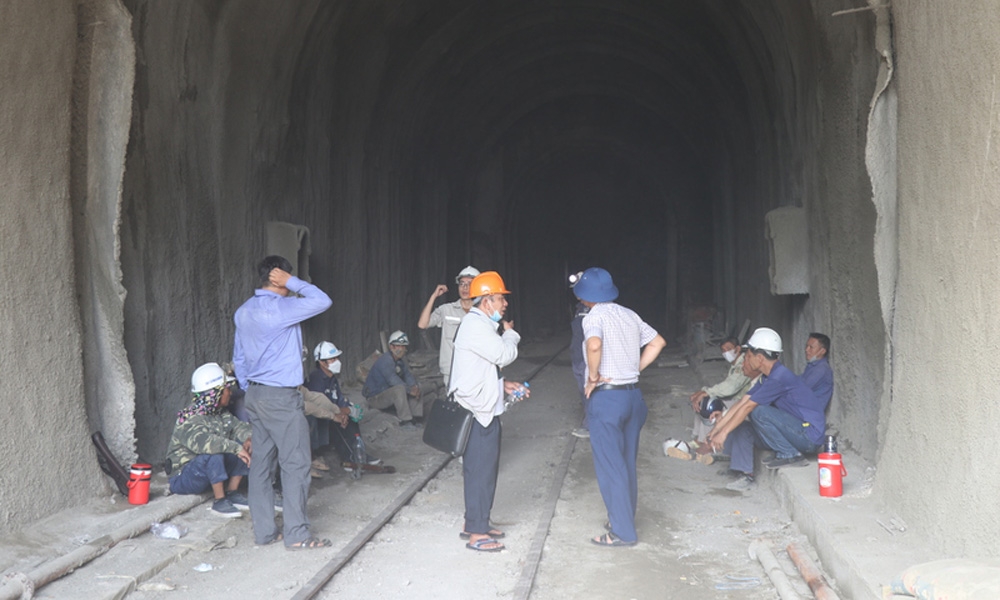 Phú Yên: Tập trung lực lượng khắc phục sự cố sạt lở hầm đường sắt Chí Thạnh