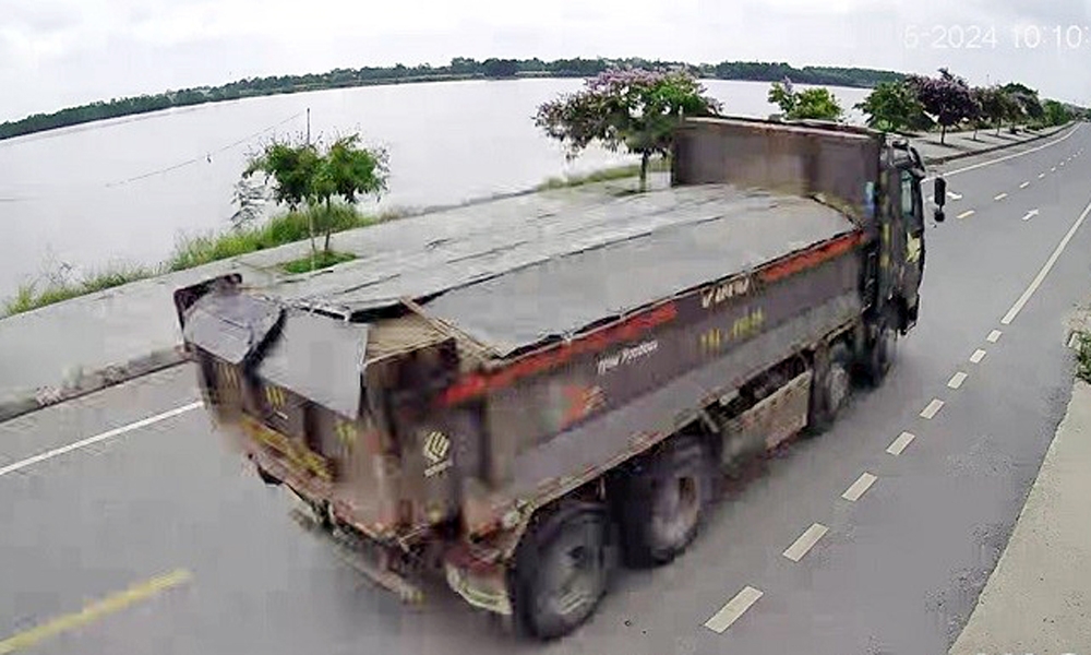 Quảng Trị: Tuyến đường phường 2 đi Đông Lương - Đông Lễ chưa bàn giao đã phải “oằn mình” vì xe quá tải