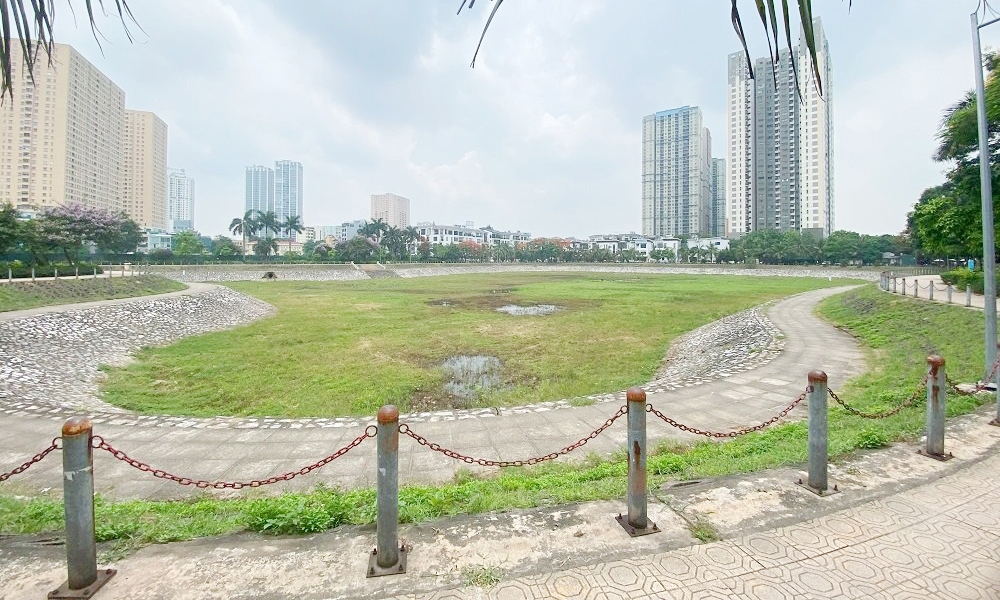Hà Nội: Hồ điều hòa cạn trơ đáy, hóa vườn rau tại Khu đô thị Trung Văn
