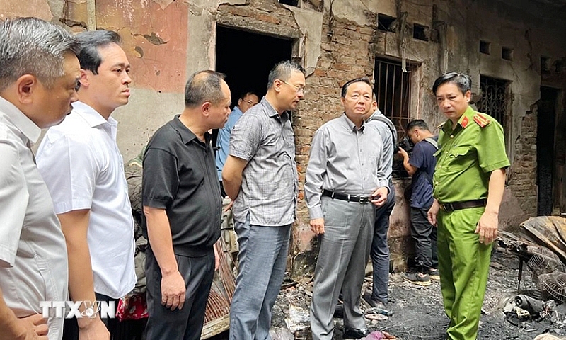 Phó Thủ tướng Trần Hồng Hà đến hiện trường vụ cháy nhà trọ ở Trung Kính