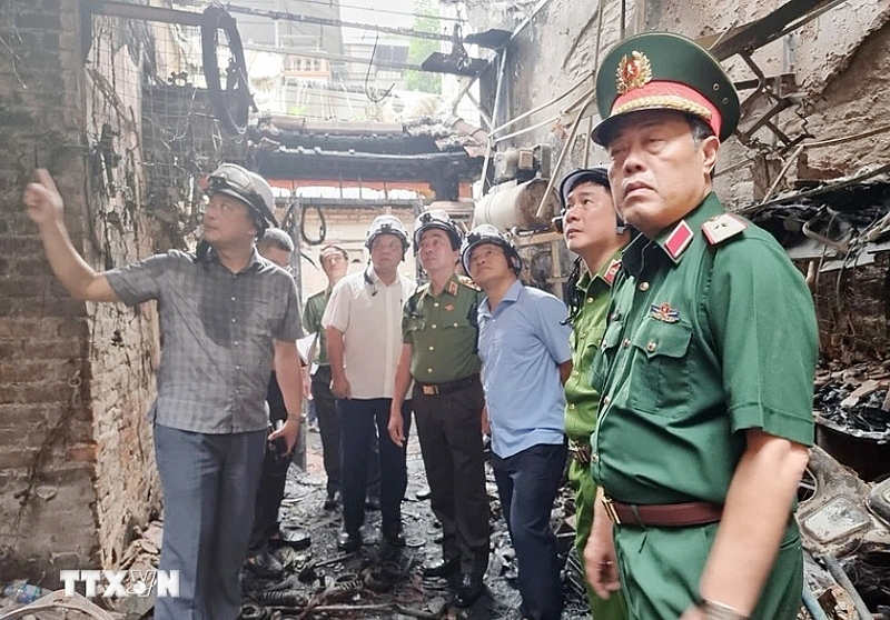 Phó Thủ tướng Trần Hồng Hà đến hiện trường vụ cháy nhà trọ ở Trung Kính