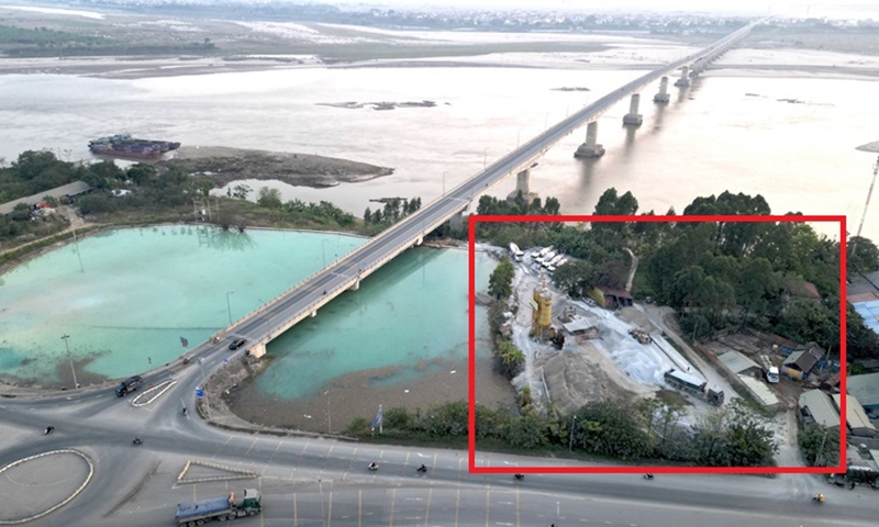Phú Thọ: Trạm trộn bê tông Tuổi Trẻ xả thải xuống sông Hồng, gây ô nhiễm nghiêm trọng
