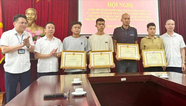Hà Nội: Khen thưởng 4 công dân cứu người trong vụ cháy tại quận Cầu Giấy