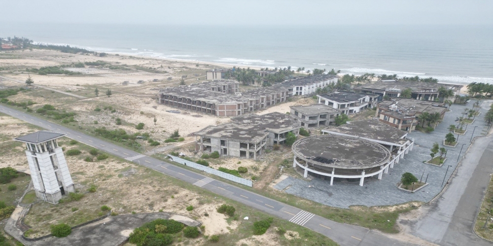 Thừa Thiên – Huế: Hàng loạt biệt thự bỏ hoang dọc bãi biển Lăng Cô