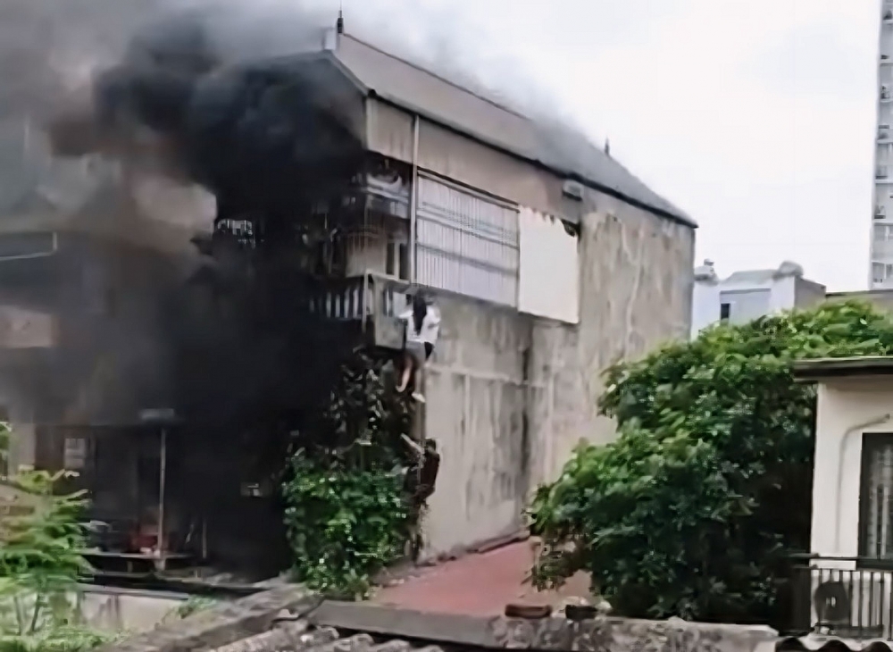Hà Nội: Cháy nhà dân kết hợp thuê trọ, 9 người thoát nạn