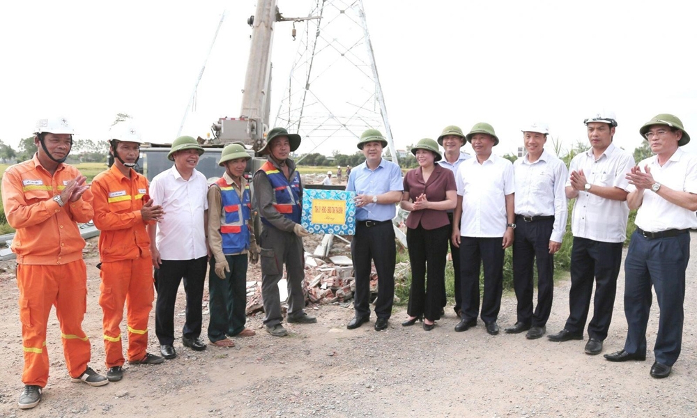 Dự án đường dây 500kV mạch 3 từ Quảng Trạch đến Phố Nối: Nỗ lực thi công, lắp dựng cột điện đoạn qua tỉnh Thái Bình