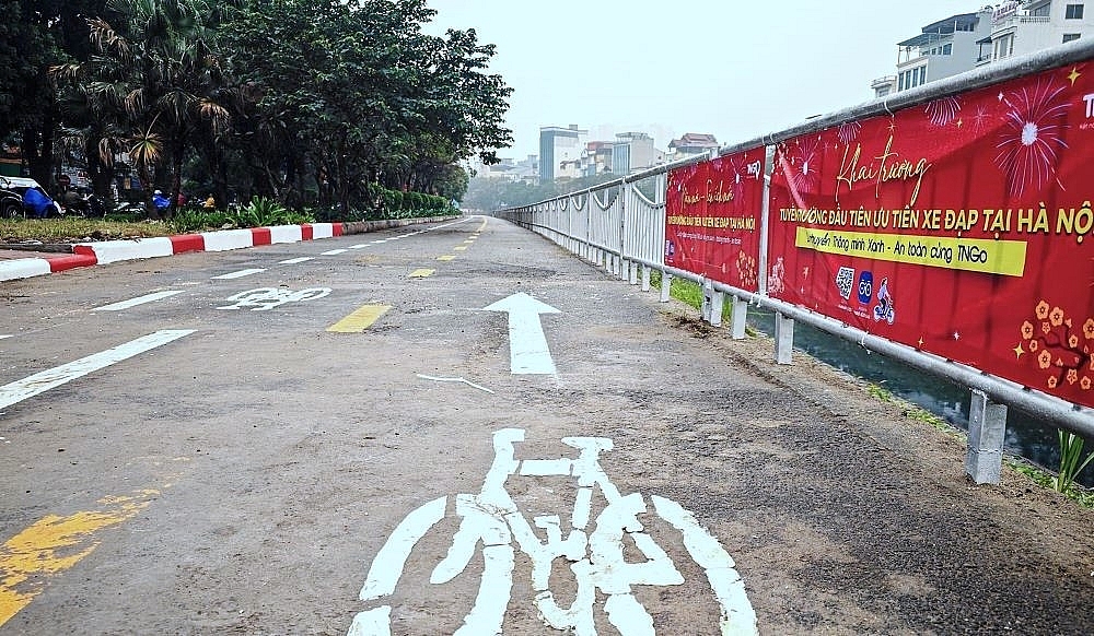 Hà Nội: Các tuyến đường dành cho người đi bộ và xe đạp đã cải thiện nhưng còn nhiều vấn đề