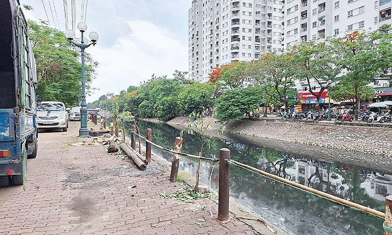 Lan can dọc các sông ở Hà Nội gãy đổ, xuống cấp vẫn chưa được xử lý