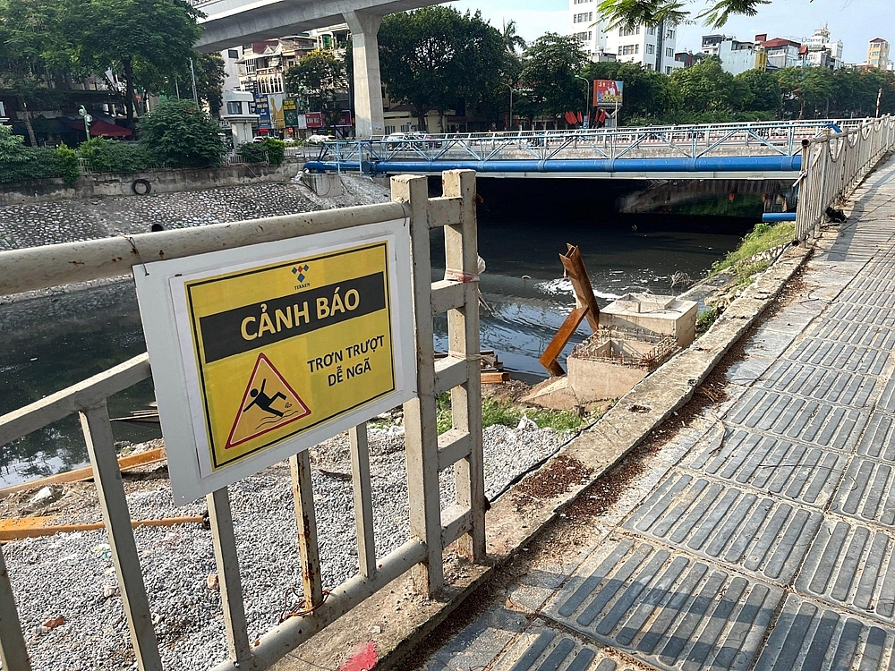 Lan can dọc các sông ở Hà Nội gãy đổ, xuống cấp vẫn chưa được xử lý