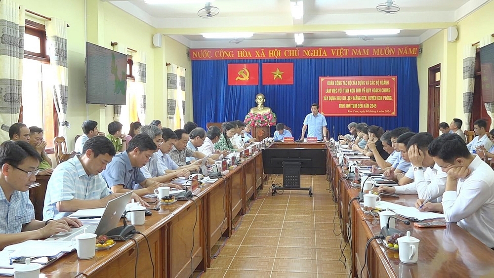 Thứ trưởng Nguyễn Tường Văn khảo sát thực tế khu vực lập Quy hoạch xây dựng Khu du lịch Măng Đen