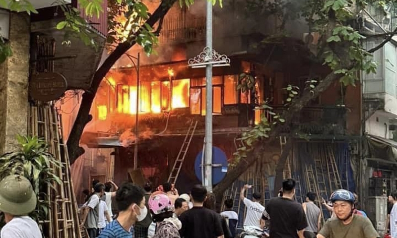 Hà Nội: Quán cà phê trên phố Hàng Vải bốc cháy ngùn ngụt