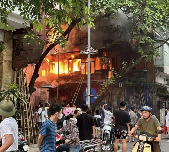 Hà Nội: Quán cà phê trên phố Hàng Vải bốc cháy ngùn ngụt
