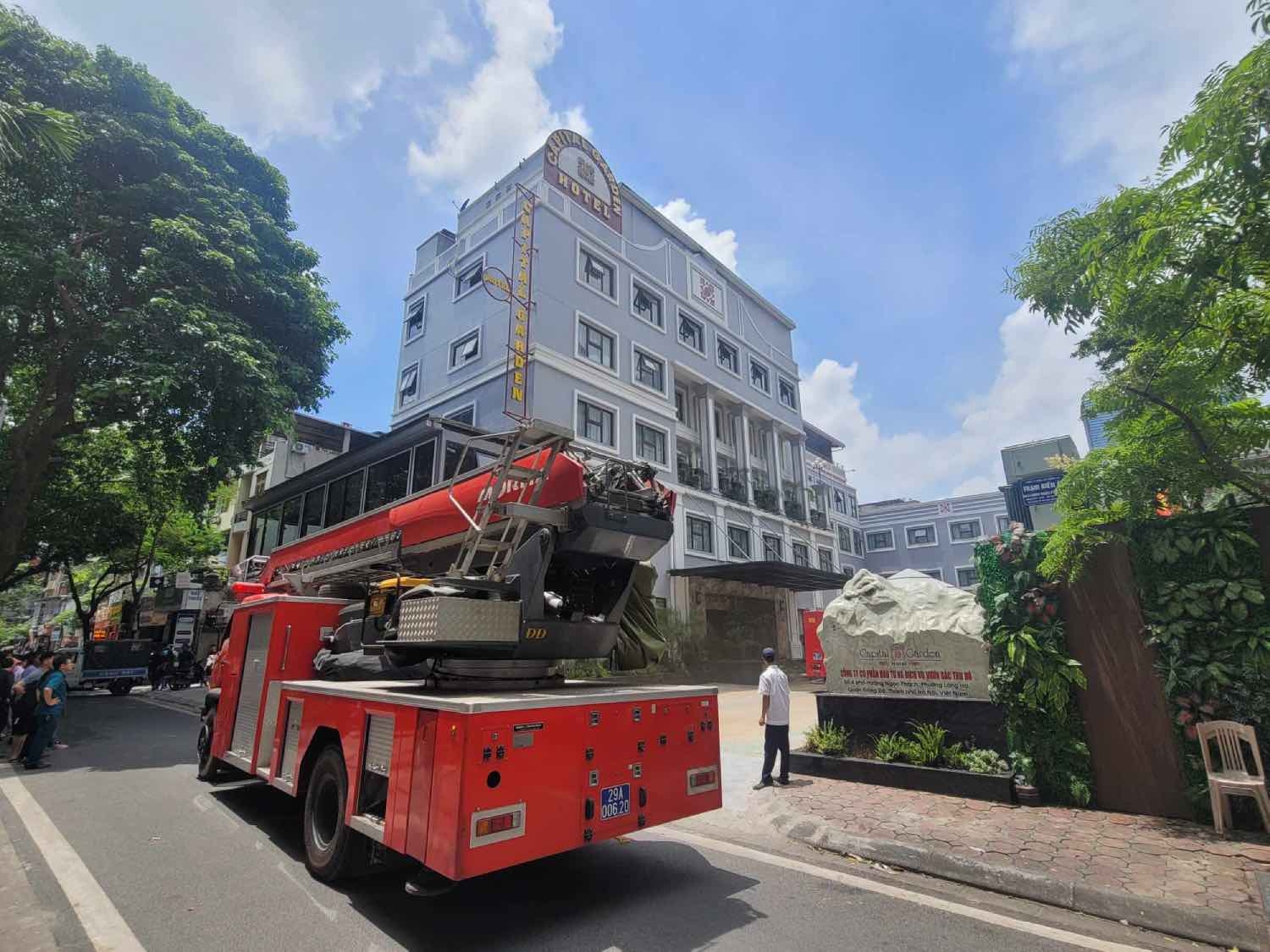 Hà Nội: Cháy tầng thượng khách sạn cao tầng, nhiều người tháo chạy