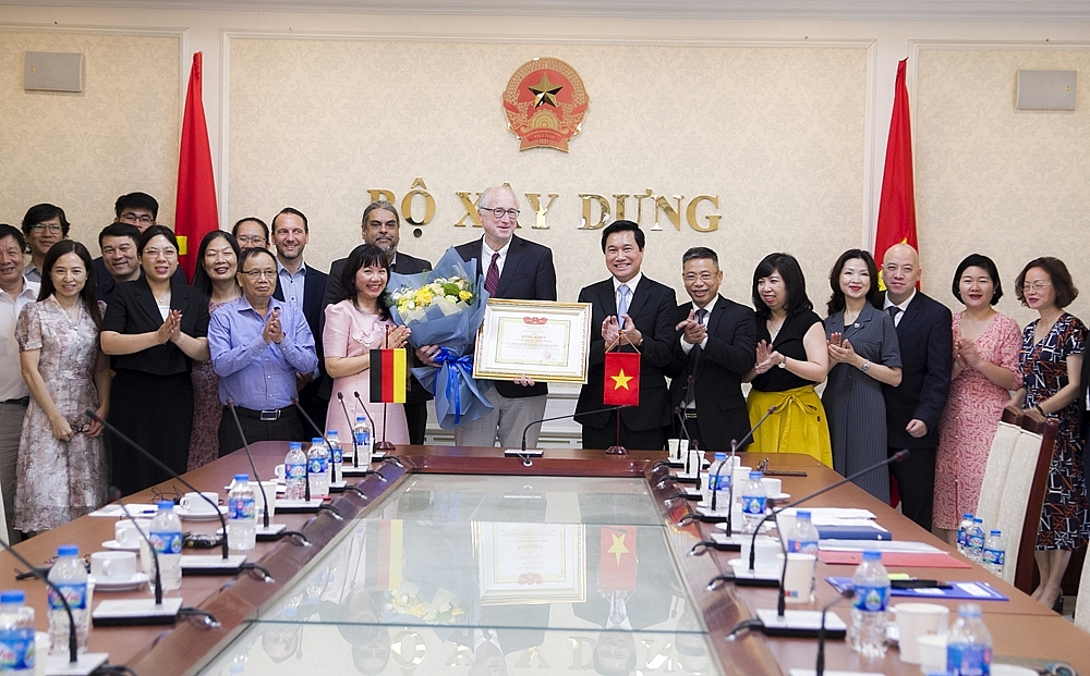 Trao tặng Bằng khen của Bộ trưởng Bộ Xây dựng cho Giám đốc dự án GIZ tại Việt Nam